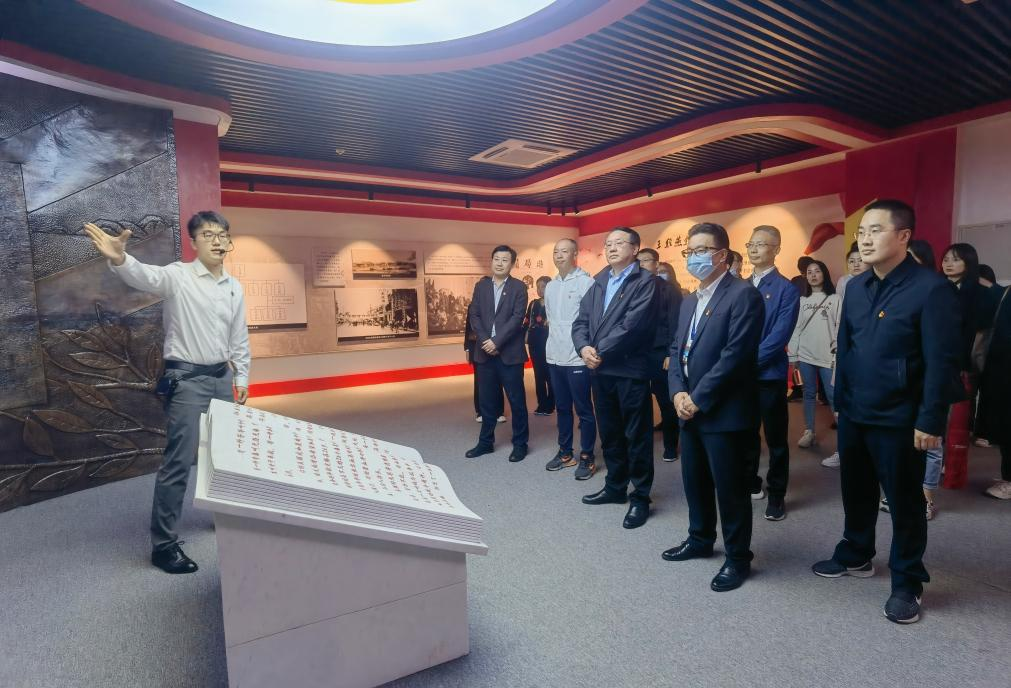 集團機關(guān)第四黨支部與資本公司黨支部聯(lián)合開展黨建共建主題黨日活動
